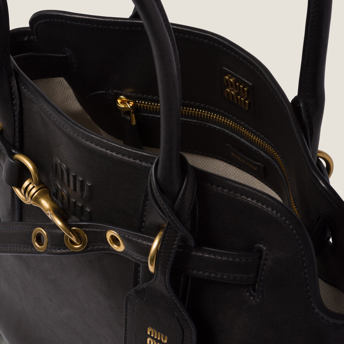 MiuMiu Sac Aventure en Cuir Nappa Noir