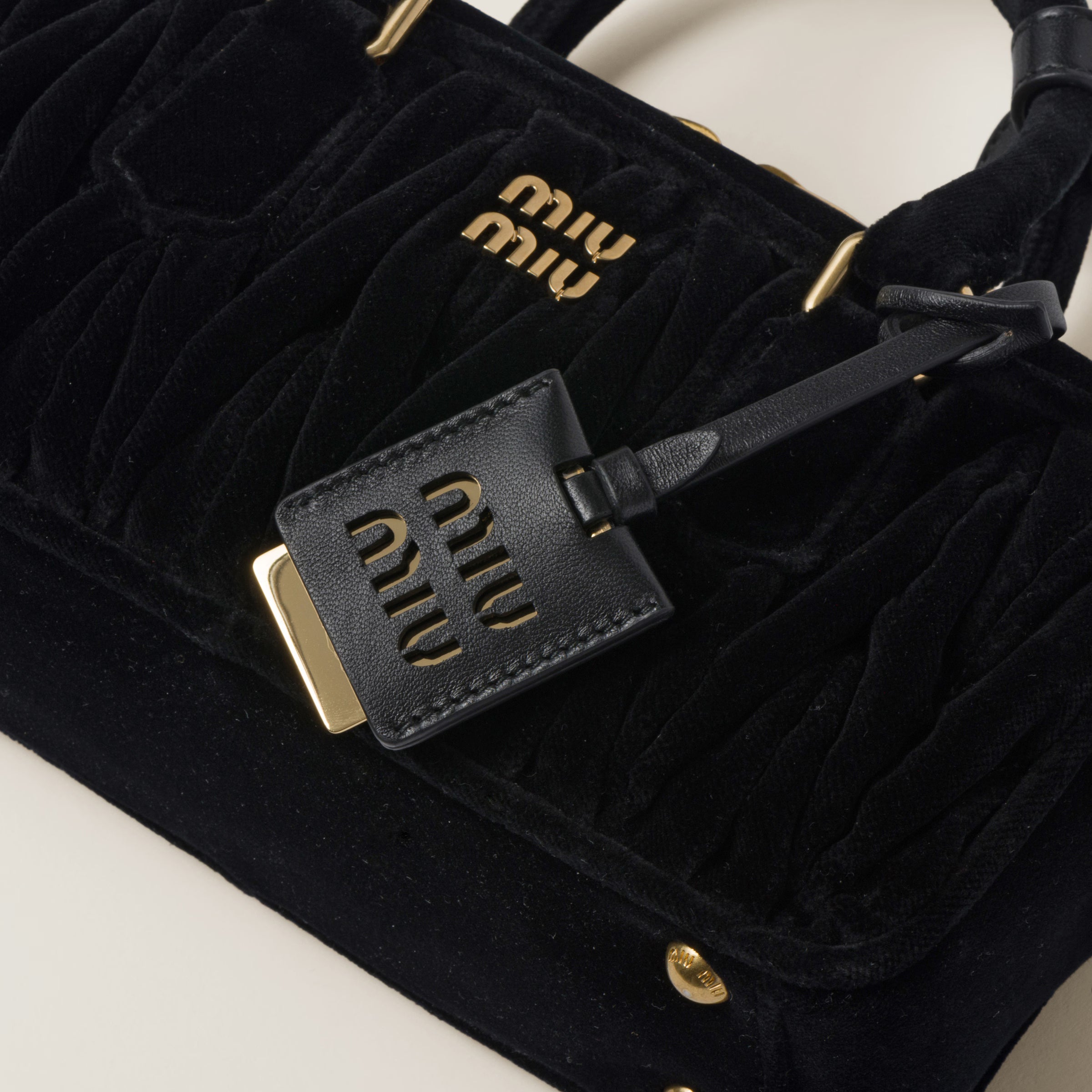 MiuMiu Sac Arcadie en Velours Matelassé Noir